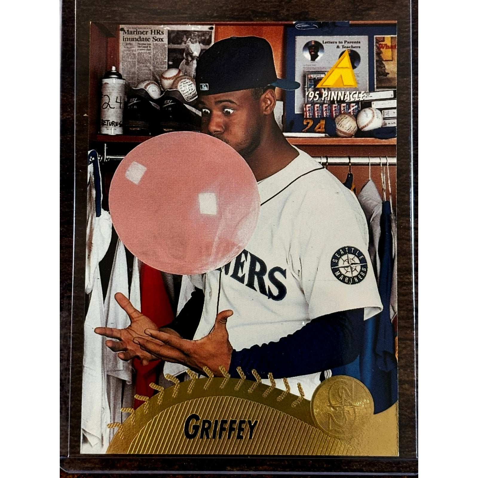 1995 Pinnacle Ken Griffey Jr #128 Seattle Mariners Blowing Bubble Gum Card