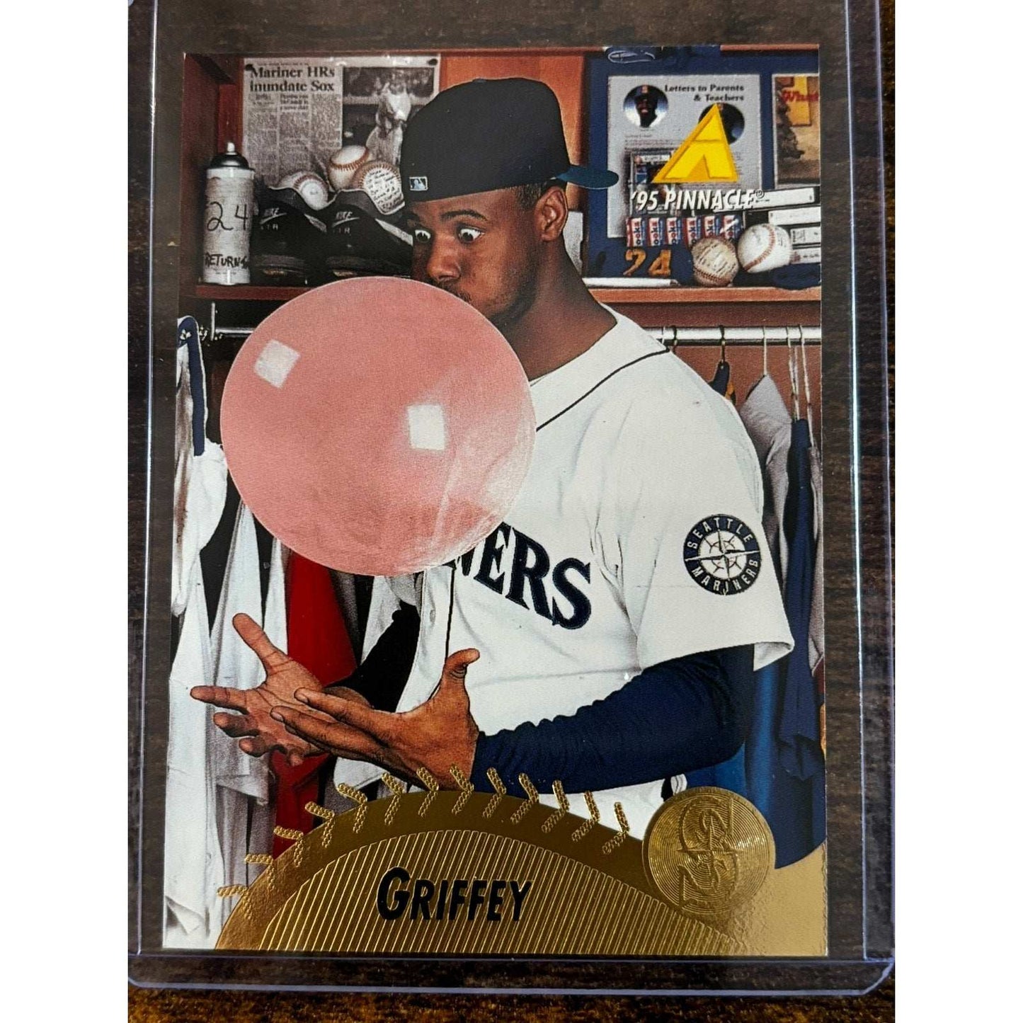 1995 Pinnacle Ken Griffey Jr #128 Seattle Mariners Blowing Bubble Gum Card