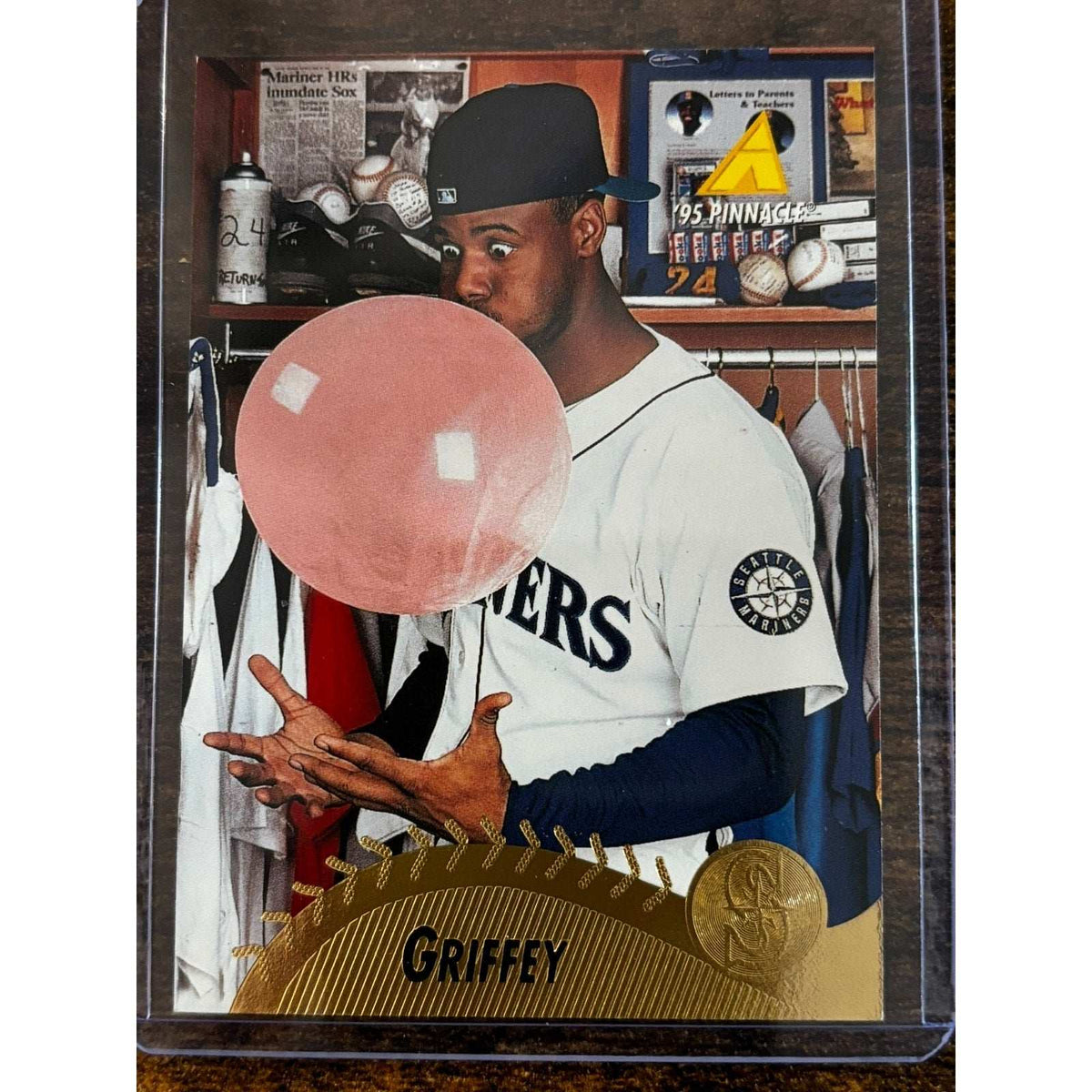 1995 Pinnacle Ken Griffey Jr #128 Seattle Mariners Blowing Bubble Gum Card