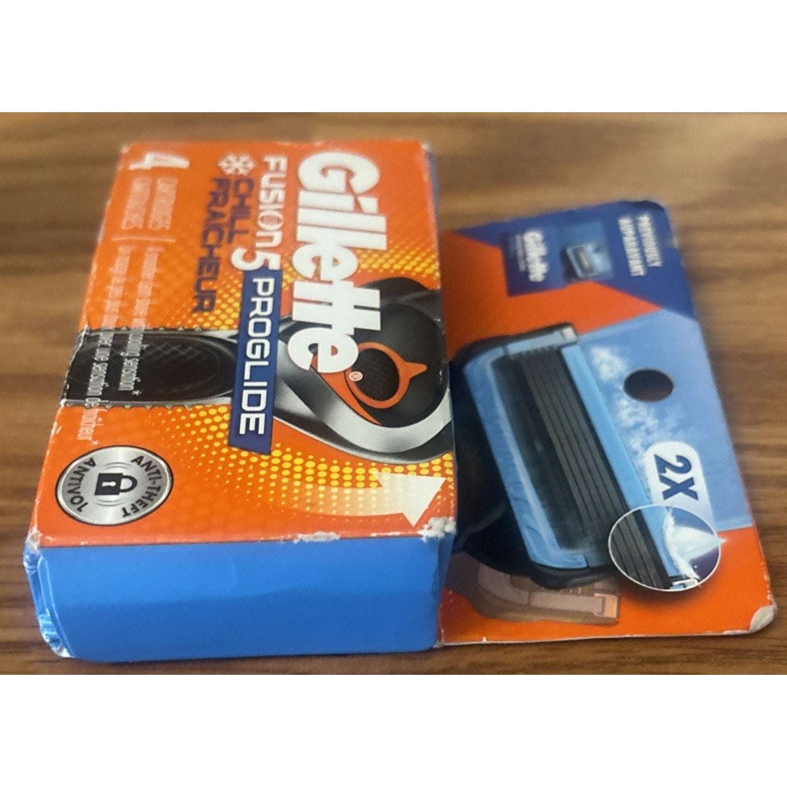 Gillette Fusion5 PROGLIDE Chill Fraicheur 4 Cartridges NEW SEALED/Damaged Box