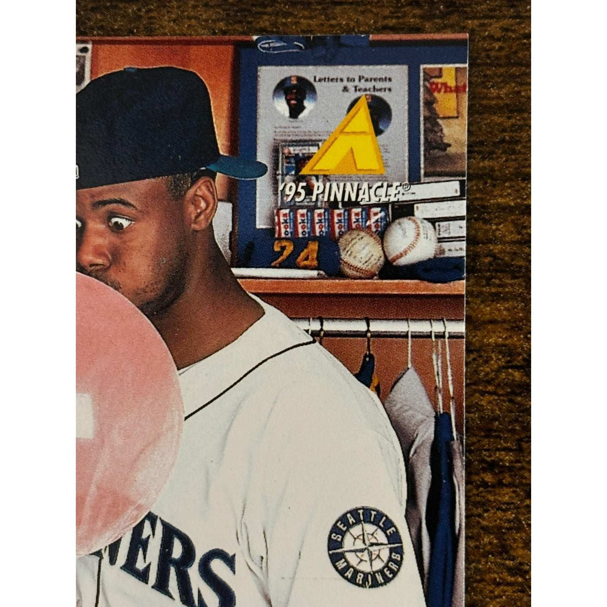 1995 Pinnacle Ken Griffey Jr #128 Seattle Mariners Blowing Bubble Gum Card