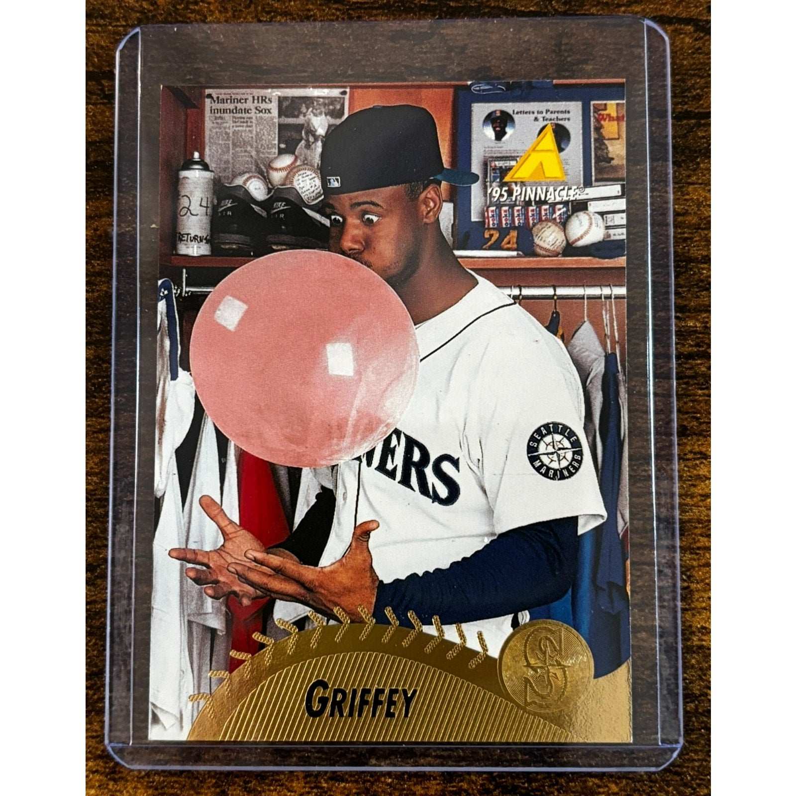 1995 Pinnacle Ken Griffey Jr #128 Seattle Mariners Blowing Bubble Gum Card