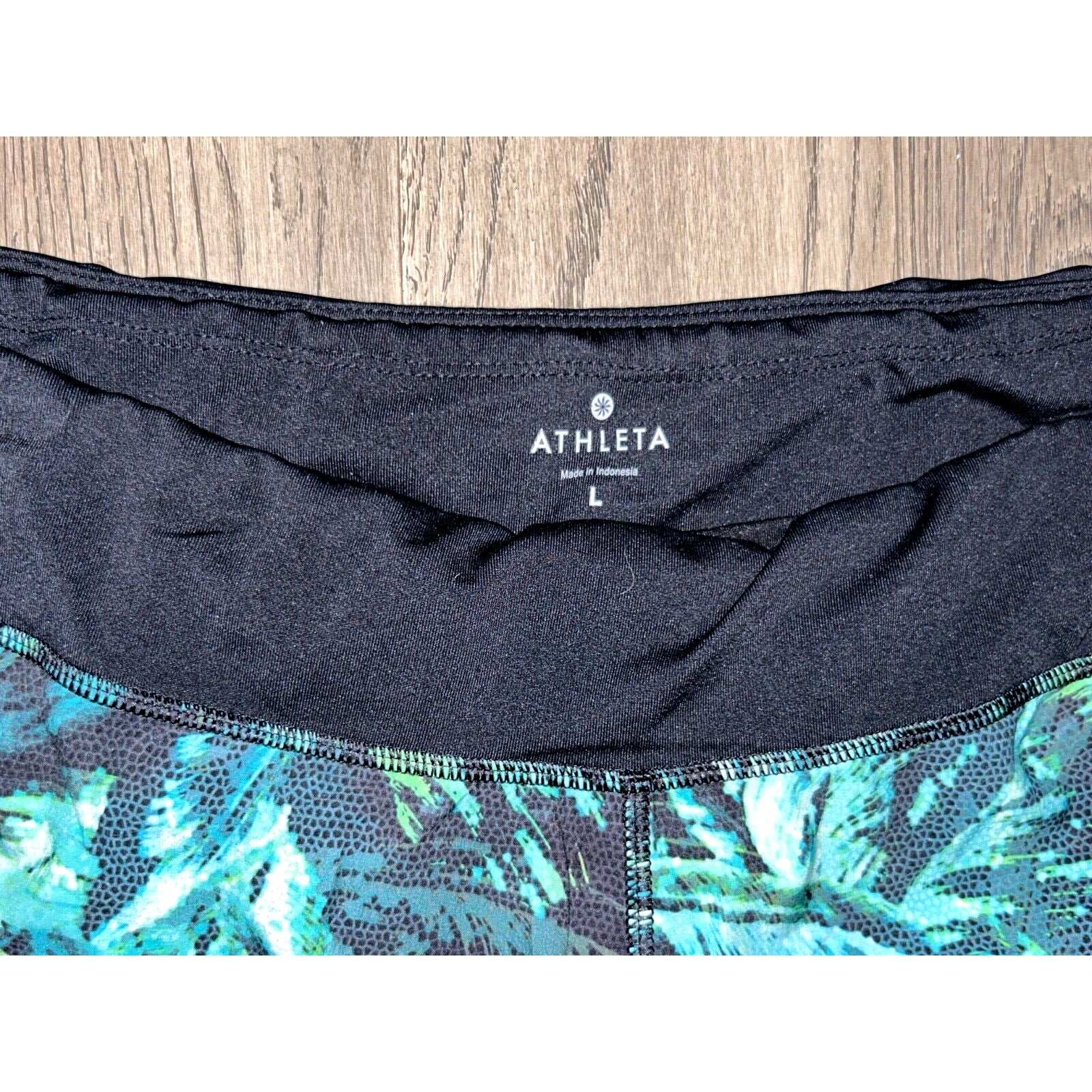 ATHLETA Running Gym Workout Shorts Tropical Print, Lined w zip Pocket Size L