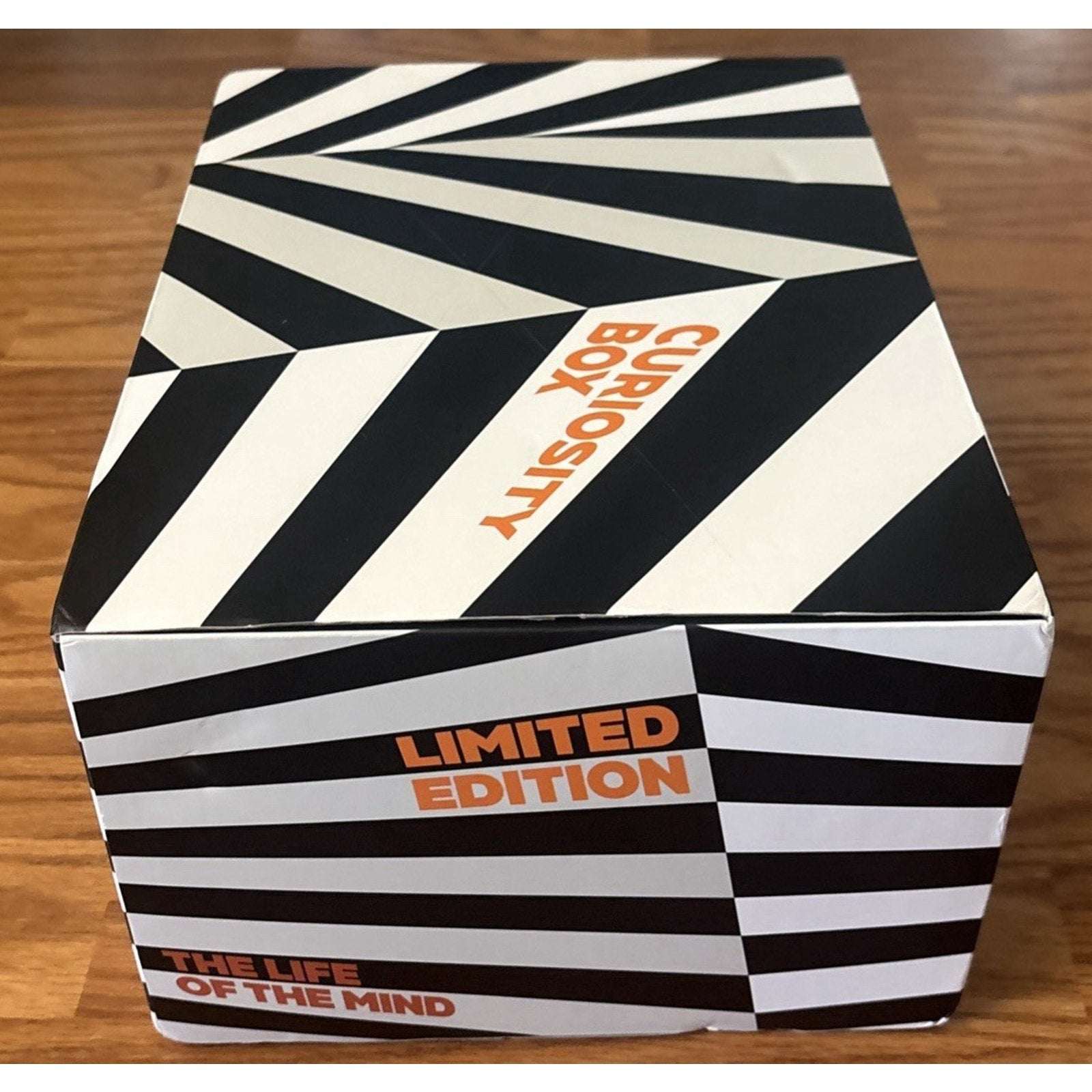 Curiosity Box by VSauce - Limited Edition - T-Shirt Size M Medium