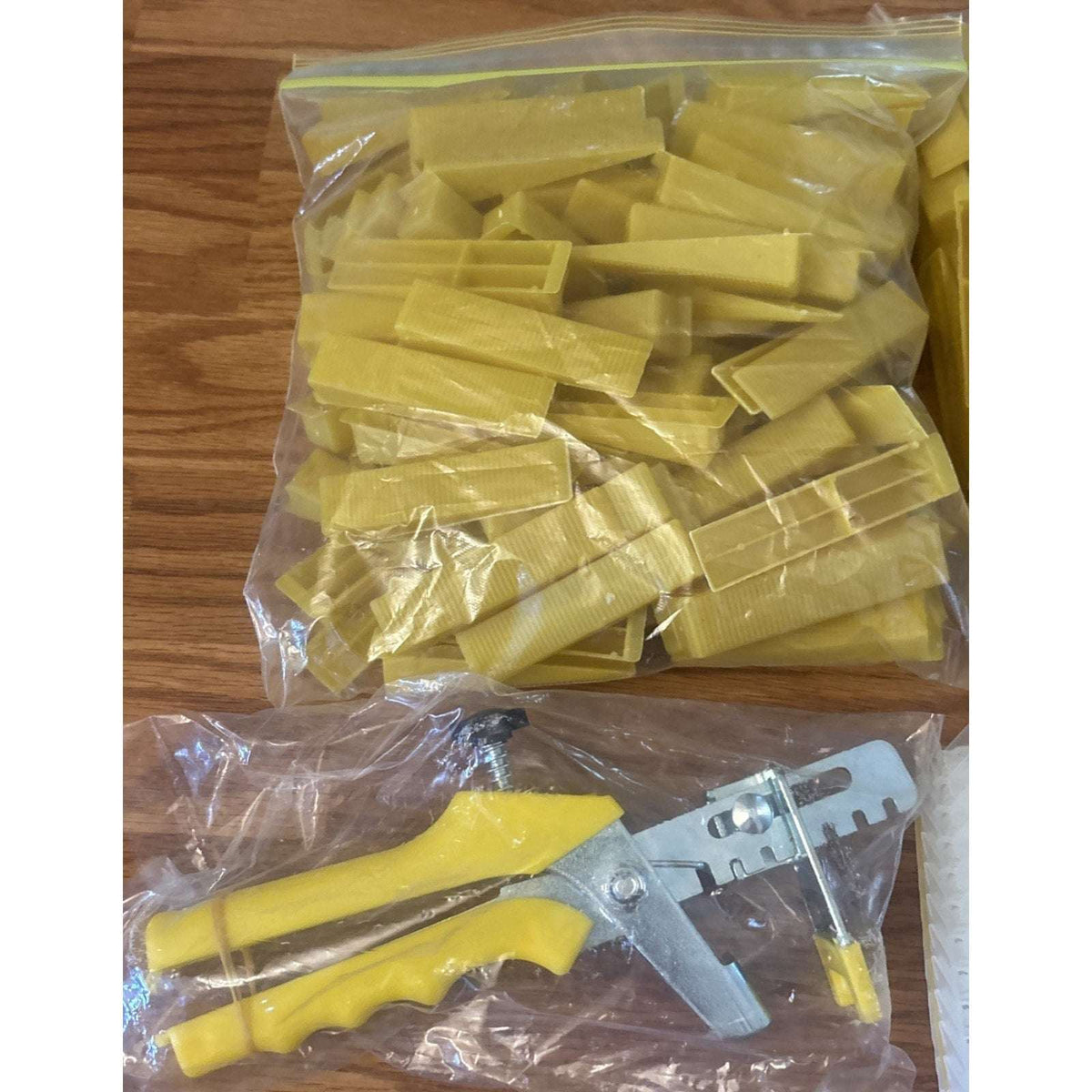 800 Pcs DGSL 1/8" Tile Leveling System with Tile Pliers - 600 Spacers 200 Wedges