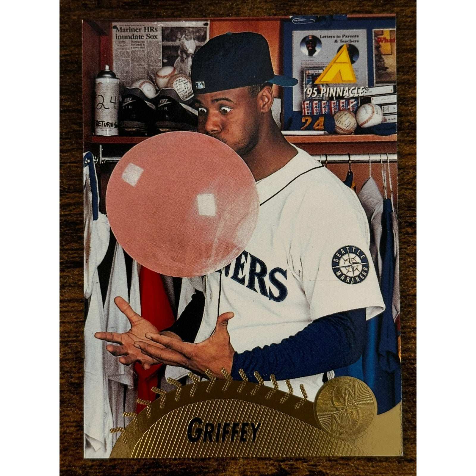 1995 Pinnacle Ken Griffey Jr #128 Seattle Mariners Blowing Bubble Gum Card