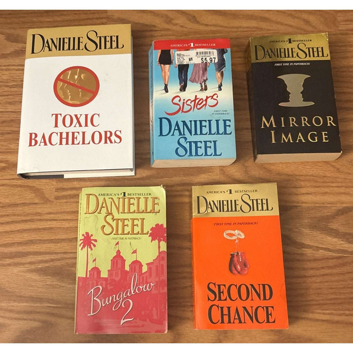 5 Danielle Steel Books Sisters, Toxic Bachelors, Mirror Image, Second Chance, Bungalow 2