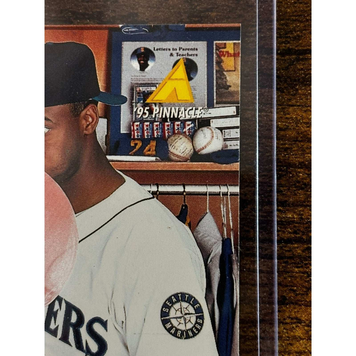 1995 Pinnacle Ken Griffey Jr #128 Seattle Mariners Blowing Bubble Gum Card