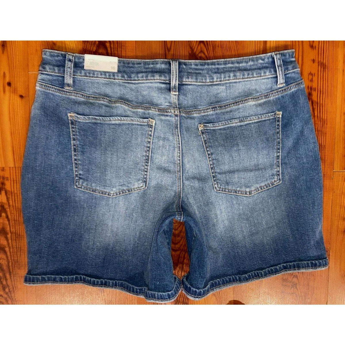 NEW! Maurices Mid Rise 5" Stretch Denim Jean Shorts Sz 16 Womens