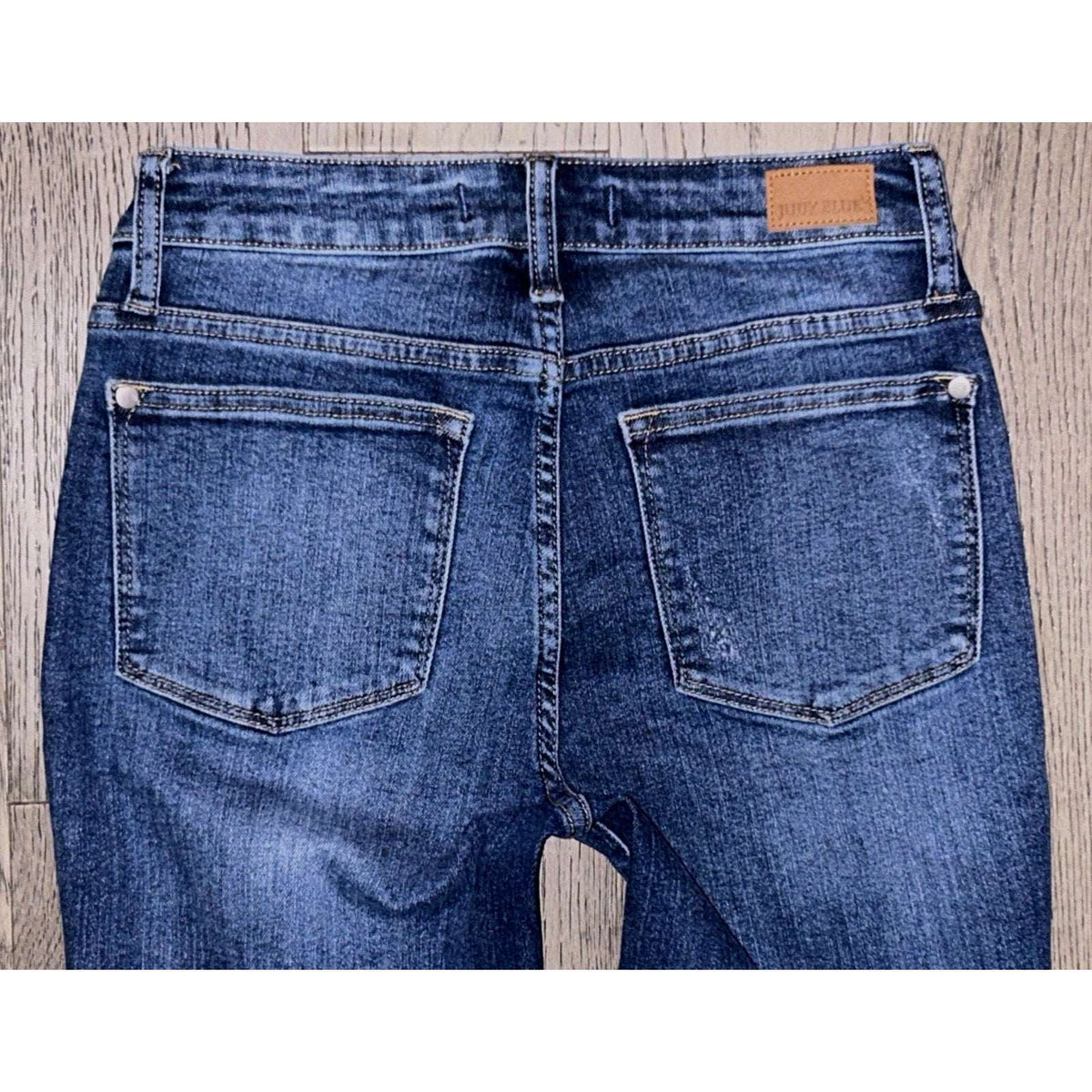 Judy Blue Relaxed Fit Skinny Leg Ripped Distressed Raw Fray Hem Jean Size 3 / 26