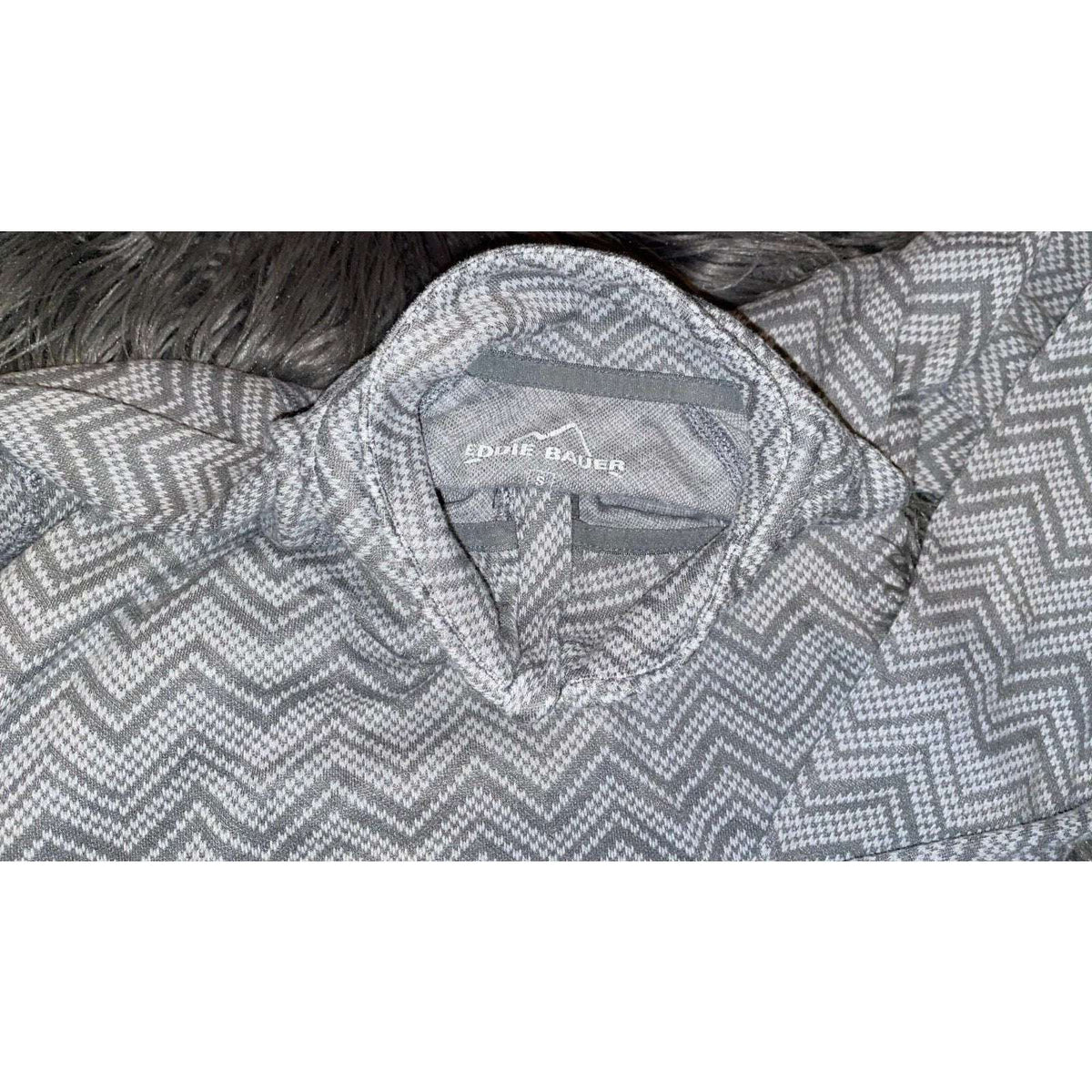 Eddie Bauer 1/2 Zip Gray Chevron Pullover with thumbholes Sz S (Small)