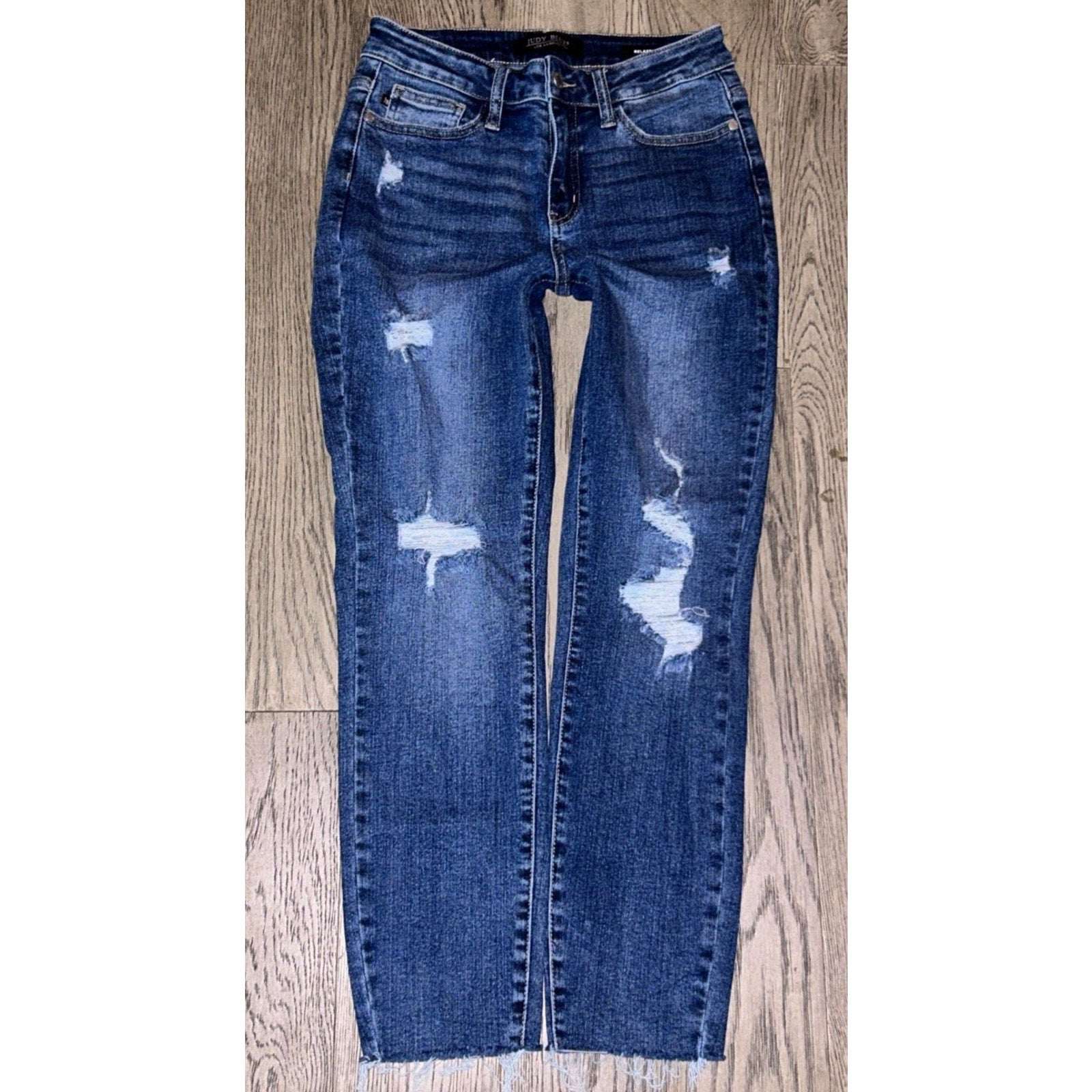 Judy Blue Relaxed Fit Skinny Leg Ripped Distressed Raw Fray Hem Jean Size 3 / 26